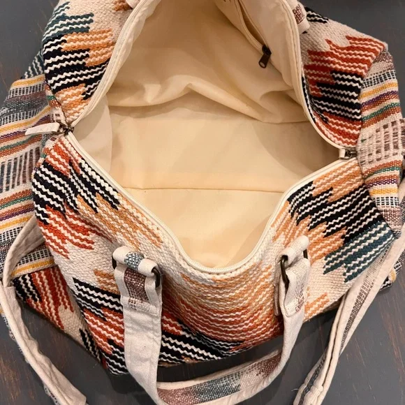 NWOT Stylish Multicolor Aztec Patterned Tapestry Overnight Bag - Picture 3 of 7